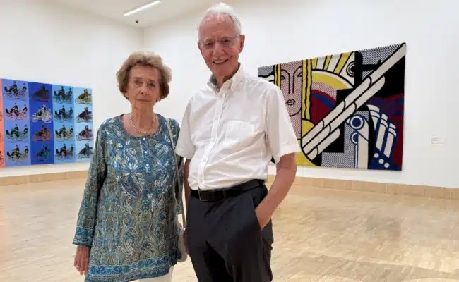 Das Sammlerpaar Essl vor „Modern Tapestry“ Agnes und Karlheinz Essl vor dem farbigen Wandteppich „Modern Tapestry“ von Roy Lichtenstein