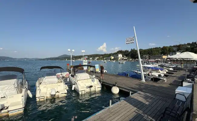 Sommer in Velden am Wörthersee Sommerliche Ansicht des Wörthersees bei der Schiffsanlegestelle in Velden