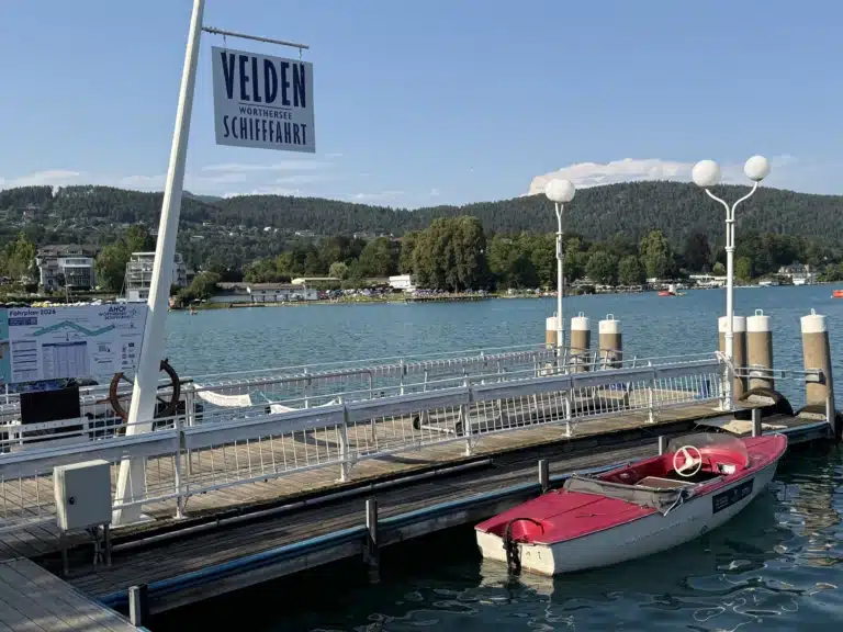 Schiffsanlegestelle der Wörthersee Schifffahrt in Velden mit Boot und Blick über den See
