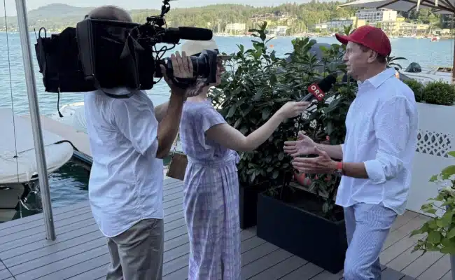 Heribert Kasper im Interview mit Seitenblicke Heribert Kasper beim Interview mit dem Seitenblicke-Team am Wörthersee