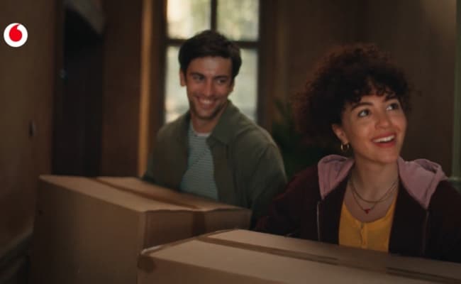Junges Paar mit Umzugskartons im Vodafone-Deutschland-Spot „Couple Love“ von McCann Wien.