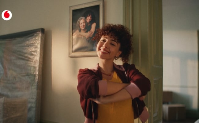 Frau vor einem Familienporträt im Vodafone-Deutschland-Spot „Couple Love“ von McCann Wien.