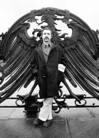 Wolf Biermann vor dem eisernen Reichsadler der Weidendammer Brücke in Berlin, fotografiert von Roger Melis 1975