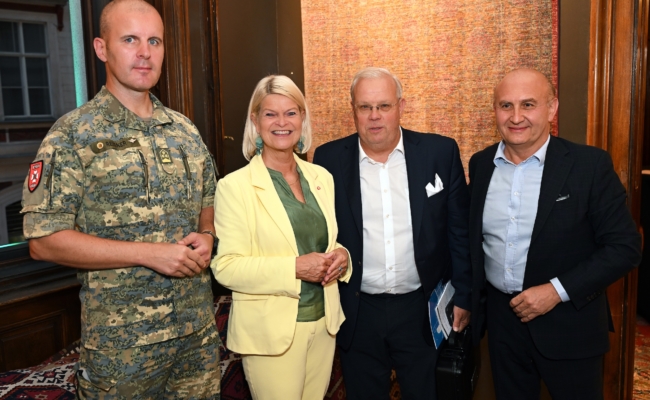Tanner, Reisner und Wehrschütz bei Ali Rahimi Markus Reisner, Klaudia Tanner, Christian Wehrschütz und Gastgeber Ali Rahimi beim sicherheitspolitischen Dialog im Palais Széchényi.