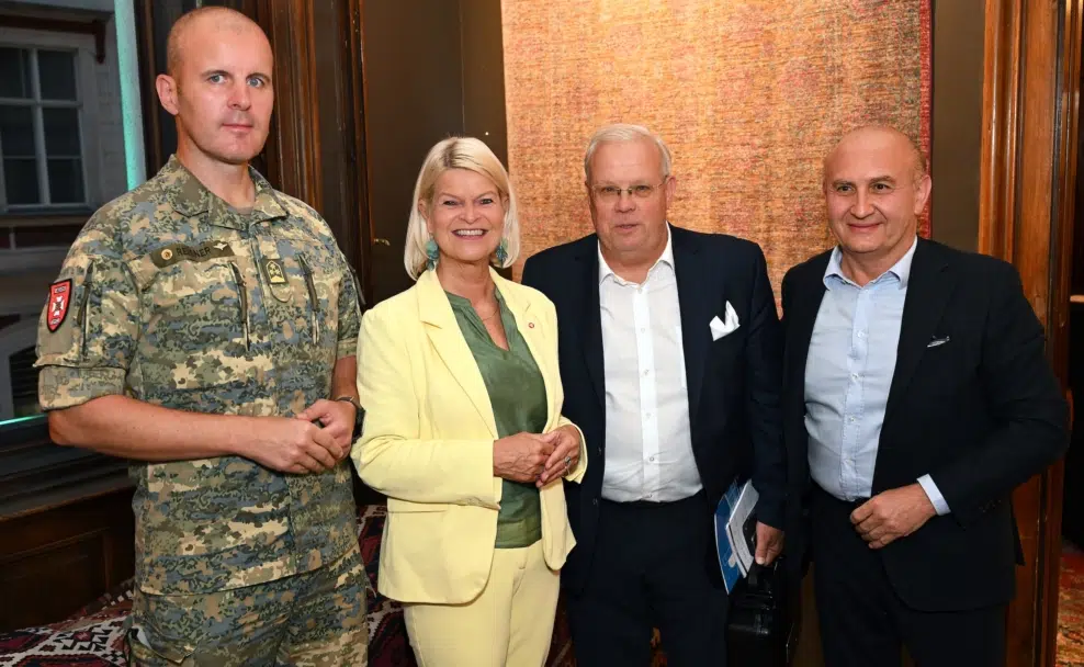 Markus Reisner, Klaudia Tanner, Christian Wehrschütz und Gastgeber Ali Rahimi beim sicherheitspolitischen Dialog im Palais Széchényi.