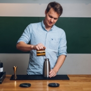 Markus Brun von GOTA Coffee Experts präsentiert Coffee Cocktail an der Bar.