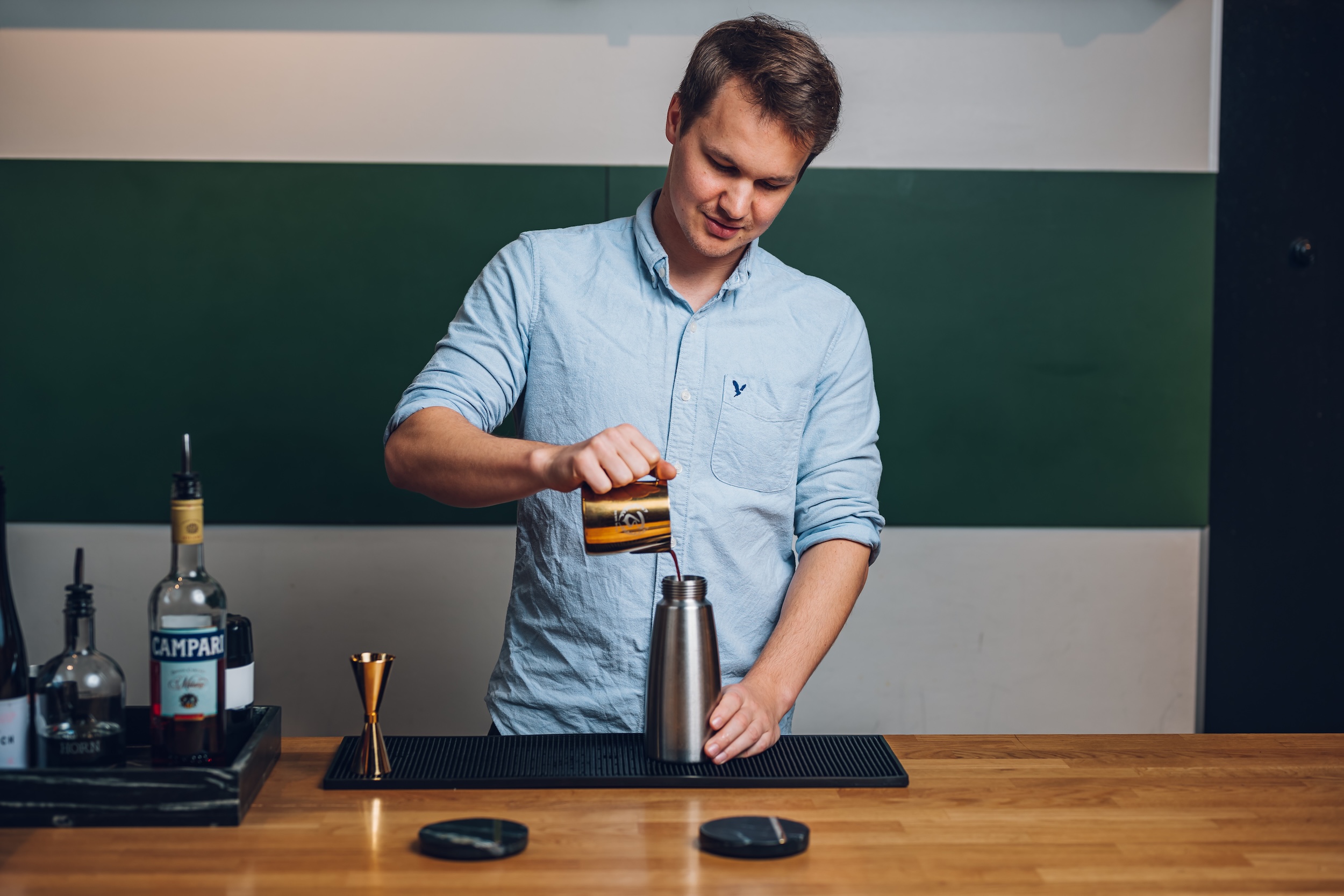 Markus Brun von GOTA Coffee Experts präsentiert Coffee Cocktail an der Bar.