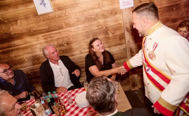 Wiesn Kaiser Johann Pittermann begrüßt die Journalistinenvertreter bei der Presseveranstaltung
