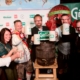 ertreter der Wiener Kaiser Wiesn und ihrer Partner stoßen vor einer Gösser Werbewand mit Bierkrügen an