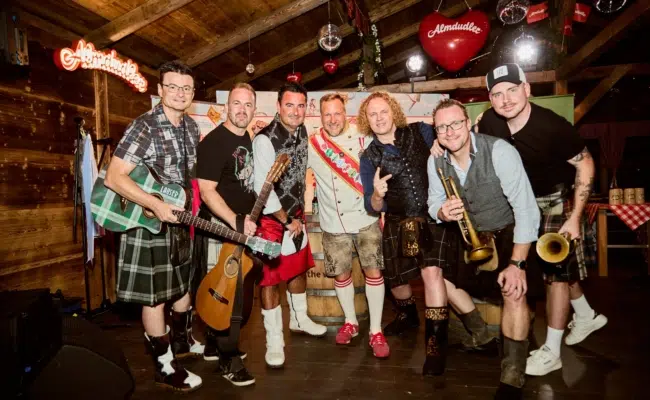 Die Lauser posieren mit Wiesn Kaiser Johann Pittermann bei der Programmpräsentation der Wiener Kaiser Wiesn