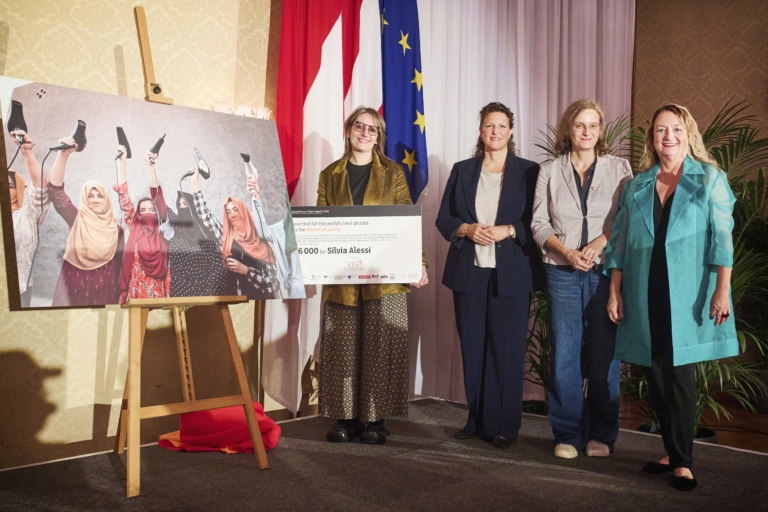 Silvia Alessi, Sonja Raus, Alexandra Rezaei und Silvia Lammerhuber stehen neben dem Siegerfoto „The Cut“. Alessi hält den Preisscheck über 6.000 Euro.