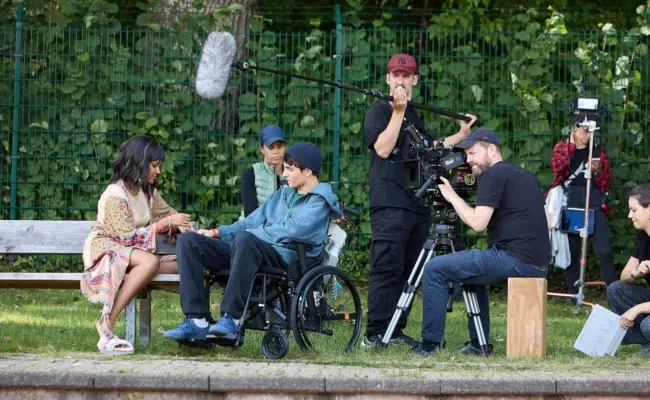 Nora und Elias beim Außendreh von „Club der roten Bänder“