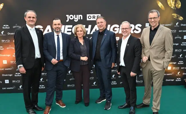 Bernhard Albrecht, Clemens Pig, Ingrid Thurnher, Andreas Babler, Peter Strutz und Thomas Gruber vor der Fotowand von 4GAMECHANGERS NEXT 2026.