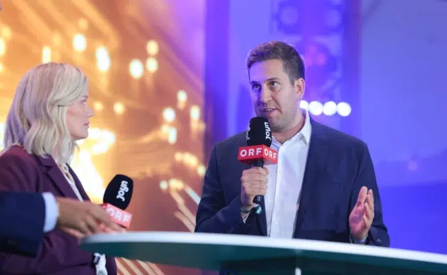Corinna Milborn links und Alexander Pröll rechts bei der KI-Diskussion auf der Bühne von 4GAMECHANGERS NEXT 2026.