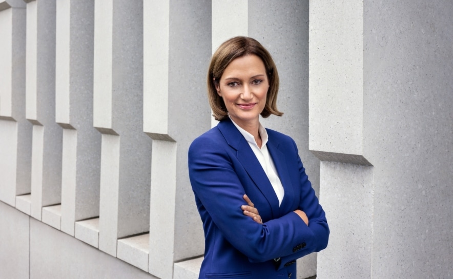 ZDF-Chefredakteurin Bettina Schausten im blauen Hosenanzug vor einer Betonfassade