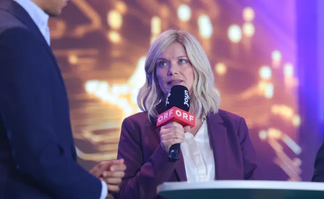 Corinna Milborn auf der Bühne von 4GAMECHANGERS NEXT 2026, Stefan Lenglinger zugewandt.