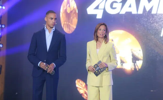 Stefan Lenglinger und Gundula Geiginger bei der Moderation von 4GAMECHANGERS NEXT 2026