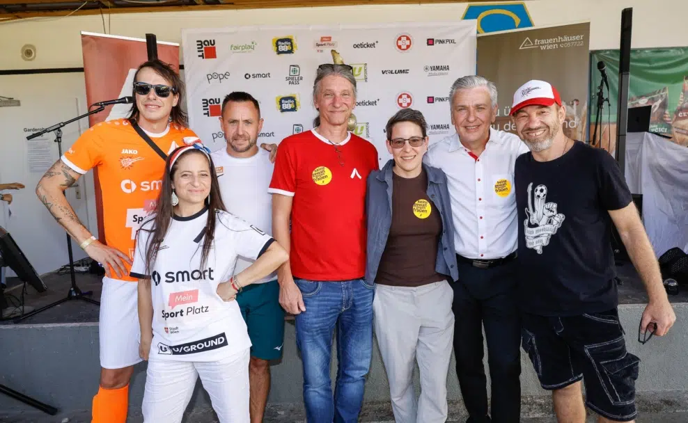 Marco Pogo, Caroline Athanasiadis, Steffen Hofmann, Romeo Bissuti, Julia Brož, Josef Taucher und Roman Gregory stehen gemeinsam beim Band Fußball Cup.
