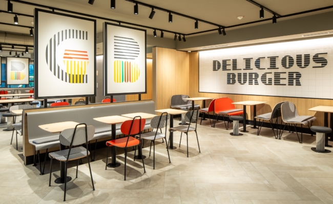 Innenansicht des modernisierten McDonald’s Restaurants am Handelskai 92 in Wien.