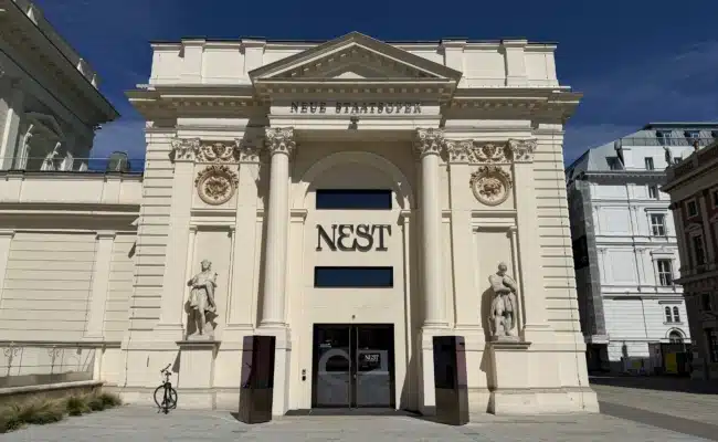 Außenansicht des NEST der Wiener Staatsoper am Karlsplatz.