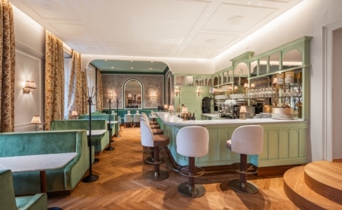 Mintgrüne Café-Bar von Gerstner mit Barhockern, Sitznischen und Schlumberger Sparkling Bar im ersten Stock des Palais Todesco in Wien.