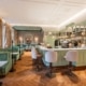 Mintgrüne Café-Bar von Gerstner mit Barhockern, Sitznischen und Schlumberger Sparkling Bar im ersten Stock des Palais Todesco in Wien.