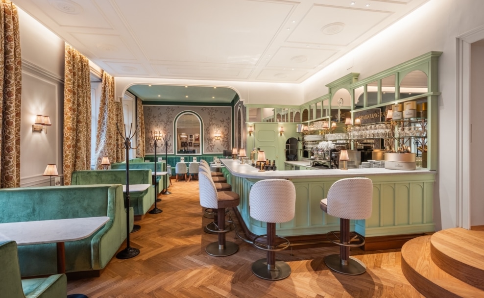 Mintgrüne Café-Bar von Gerstner mit Barhockern, Sitznischen und Schlumberger Sparkling Bar im ersten Stock des Palais Todesco in Wien.