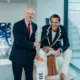 Ray Pomeranz hält Thomas Schwabl ein Mikrofon hin; zwischen ihnen steht ein Quiz-Buzzer.