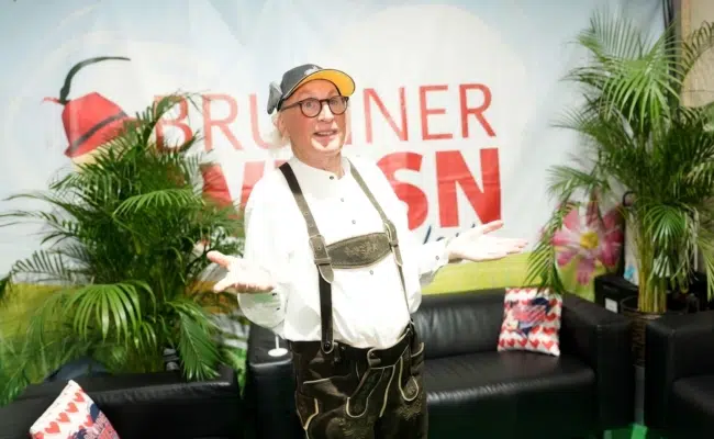 Otto Waalkes posiert mit Ottifanten-Kappe und Lederhose vor seinem Auftritt auf der Brunner Wiesn.