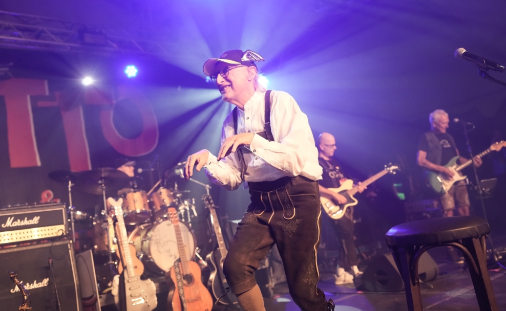 Otto Waalkes imitiert bei seinem Auftritt mit den Friesenjungs auf der Brunner Wiesn einen Ottifanten.