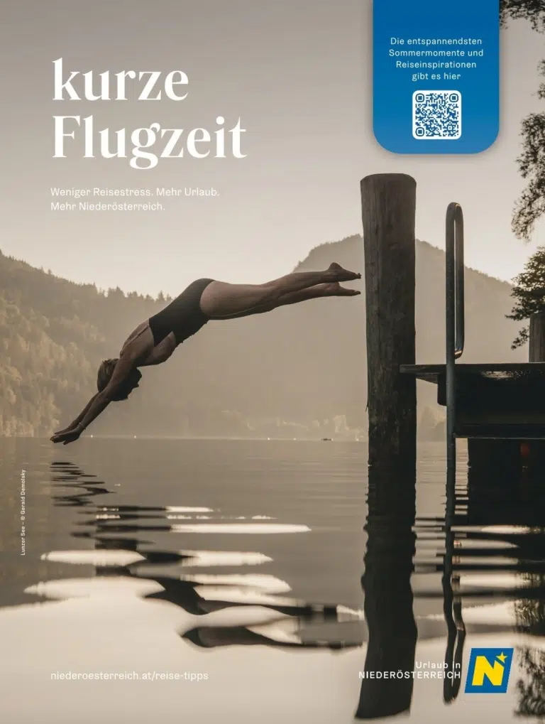 Werbesujet „kurze Flugzeit“ von Niederösterreich Werbung: Eine Person springt kopfüber von einem Holzsteg in den Lunzer See.