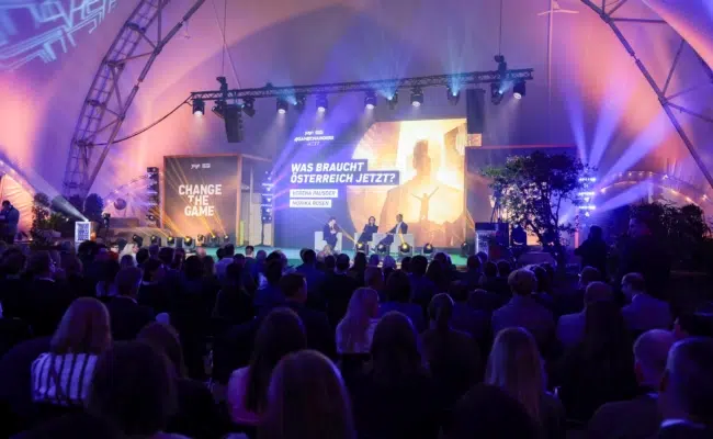 Publikum und Bühne beim 4GAMECHANGERS NEXT 2026 in der Meinls Rösthalle in Wien.