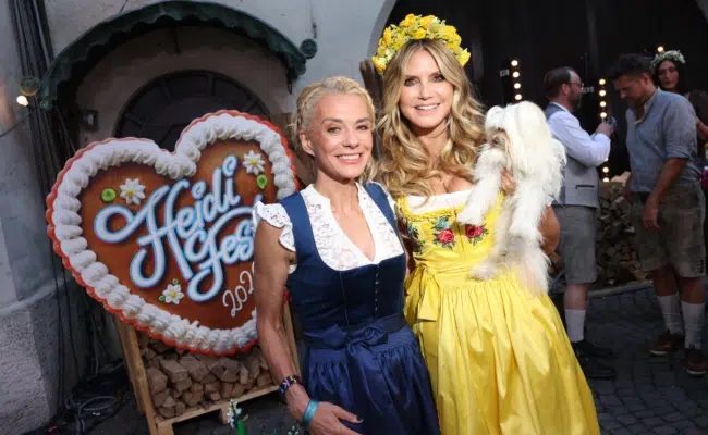 Inga Leschek und Heidi Klum stehen nebeneinander im Münchner Hofbräuhaus.