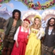 Henry Samuel, Erna Klum, Heidi Klum mit Hund Fritz und Tom Kaulitz posieren beim „HeidiFest“ vor einer bunt dekorierten Fotowand.