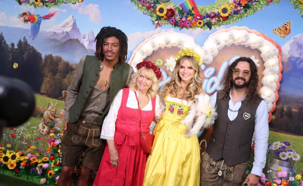 Henry Samuel, Erna Klum, Heidi Klum mit Hund Fritz und Tom Kaulitz posieren beim „HeidiFest“ vor einer bunt dekorierten Fotowand.