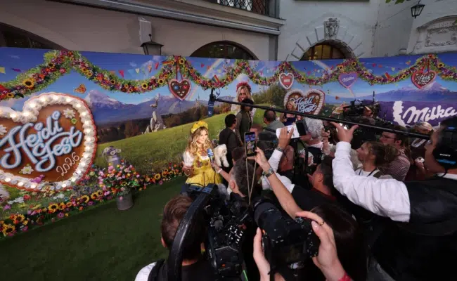 Heidi Klum steht am Green Carpet vor Fotografen und Kameraleuten und gibt ein Interview.