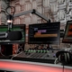 Radiostudio mit Mikrofon, Mischpult und Audiobildschirmen – Symbolbild zum neuen Sender Servus Radio.