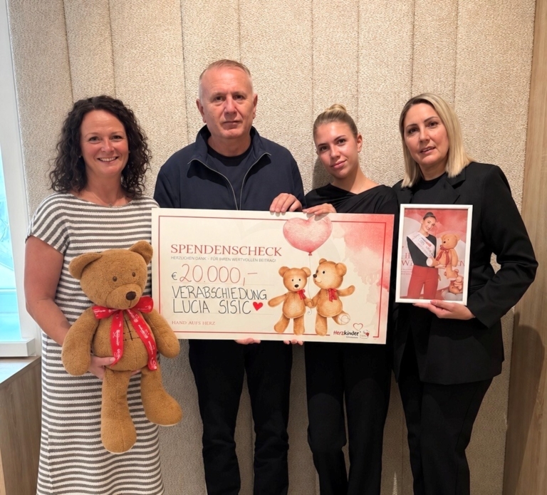 Michaela Altendorfer (links) und die Familie von Lucia Šišić mit einem Spendenscheck über 20.000 Euro, einem Teddybären und einem gerahmten Foto von Lucia.