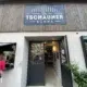 Eingang der Tschauner-Bühne mit Namensschild und Kartenfenster.