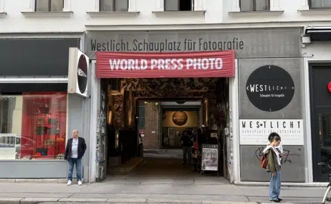 Eingang des WestLicht in der Wiener Westbahnstraße mit rotem World-Press-Photo-Banner.