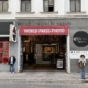 Eingang des WestLicht in der Wiener Westbahnstraße mit rotem World-Press-Photo-Banner.