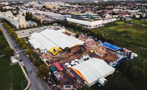 Luftaufnahme der Brunner Wiesn am Campus 21.