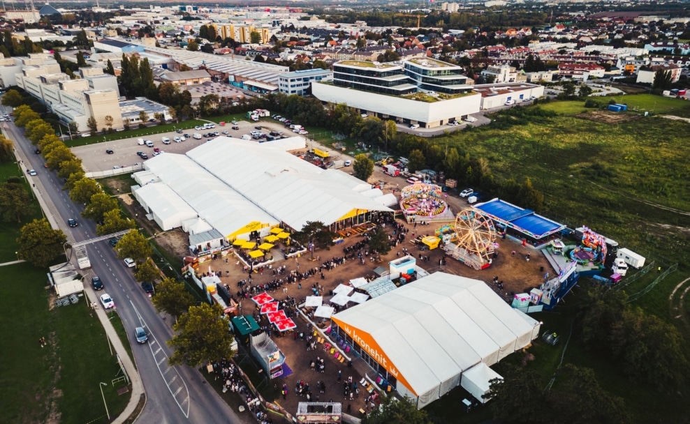Luftaufnahme der Brunner Wiesn am Campus 21.