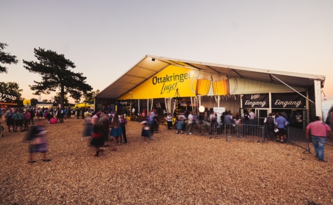 Außenansicht des Festzelts der Brunner Wiesn mit gekennzeichnetem separatem VIP-Eingang.