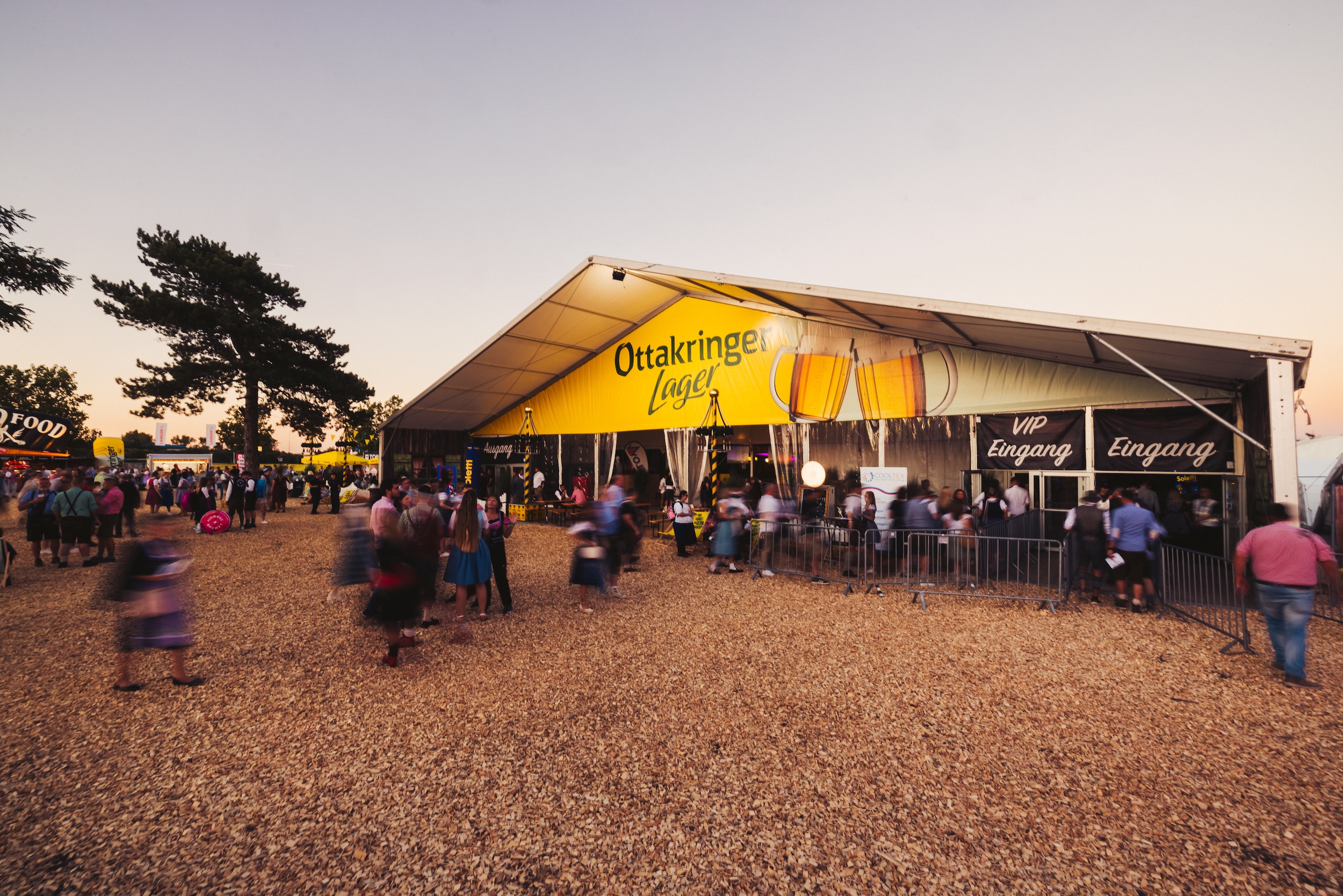 Außenansicht des Festzelts der Brunner Wiesn mit gekennzeichnetem separatem VIP-Eingang.