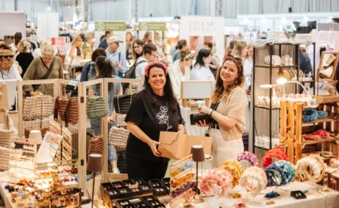 Zwei Ausstellerinnen an einem Stand mit handgefertigten Accessoires beim Edelstoff Herbstmarkt