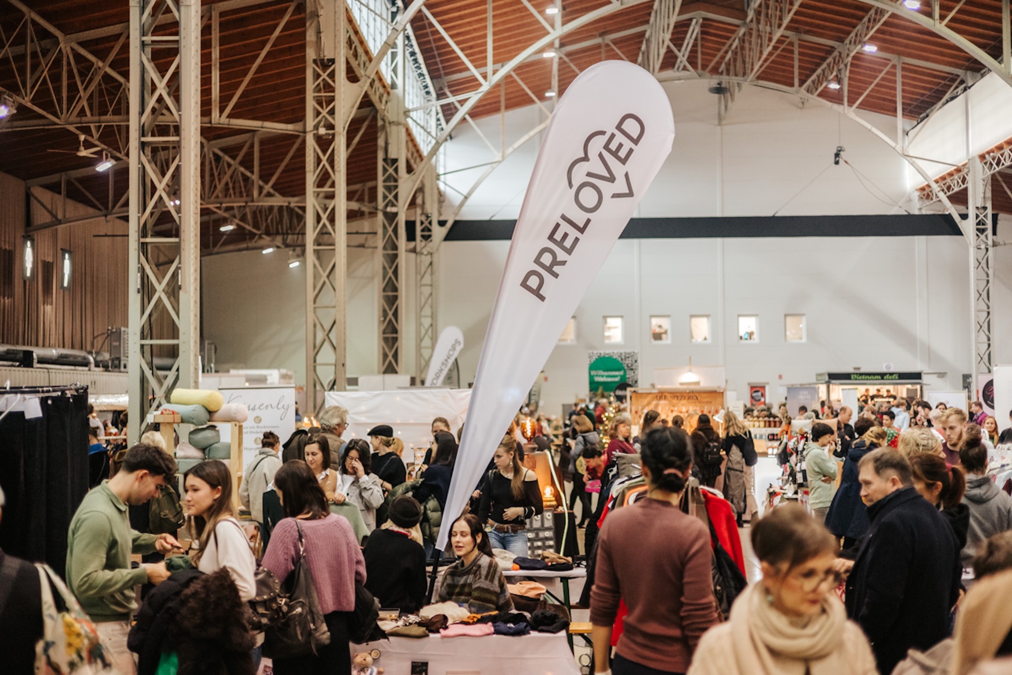 Besucher beim Edelstoff Herbstmarkt in der Wiener MARX HALLE
