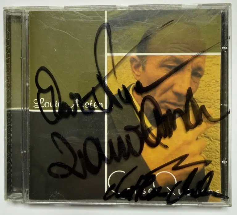 CD-Cover von Louie Austens „Consequences“ mit handschriftlicher Widmung auf der Hülle.