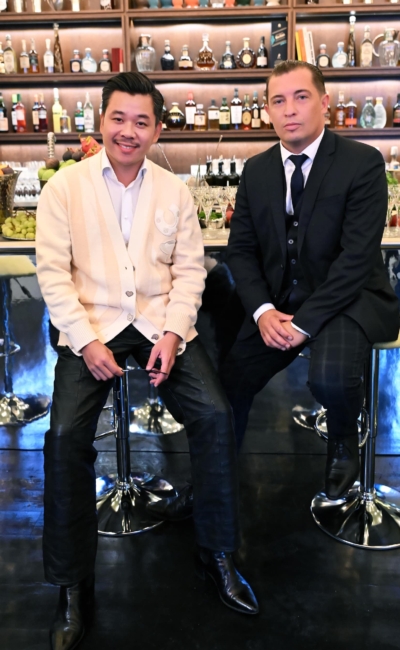 Martin Ho und Jakob Trummer im Sanatorium Martin Ho und Jakob Trummer sitzen an der Bar des Sanatoriums in Wien