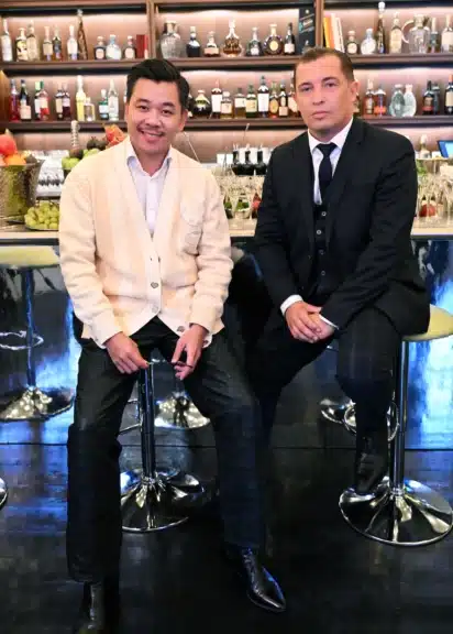 Martin Ho und Jakob Trummer sitzen an der Bar des Sanatoriums in Wien